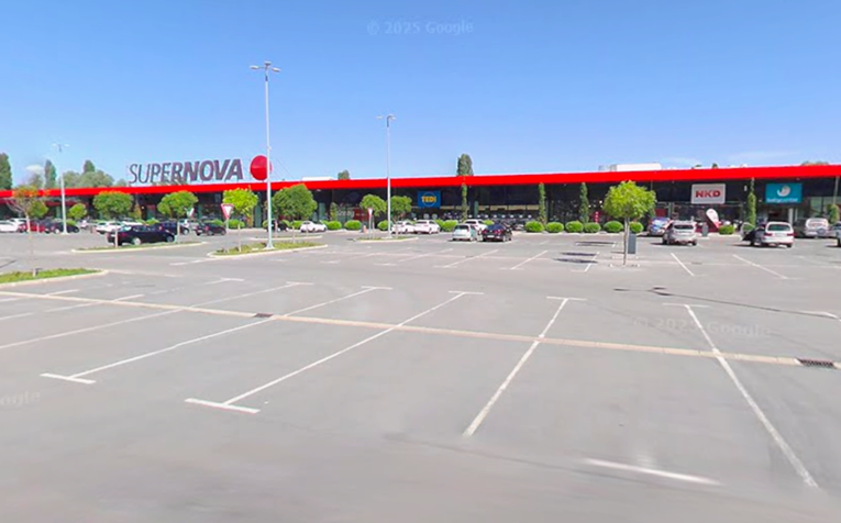 Tinejdžerica prilikom parkiranja u Požegi udarila u ukrasno bilje i izlog trgovine