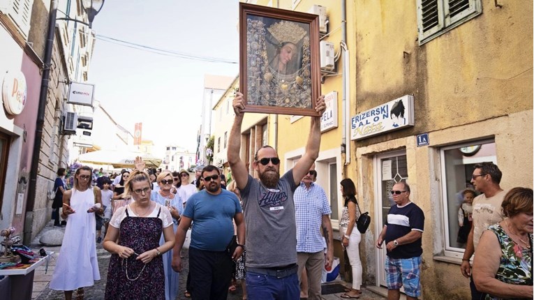 VIDEO Muškarac u Sinju proveo procesiju iako je otkazana zbog korone