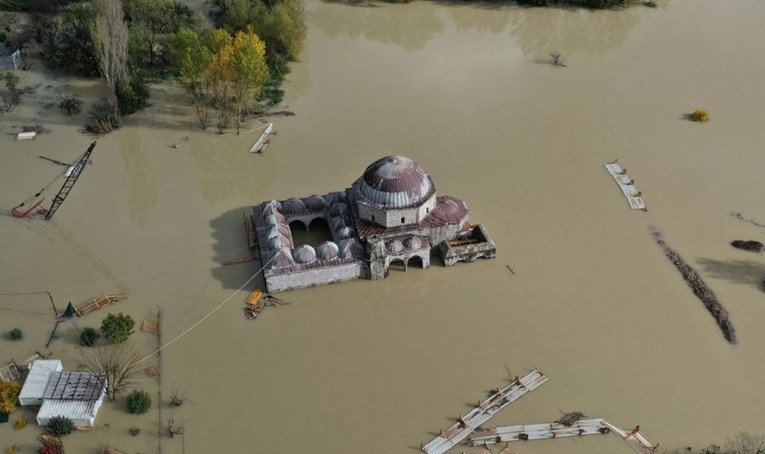 Velike poplave na Balkanu: Poginuli majka i dvoje djece, dječak se utopio u rijeci