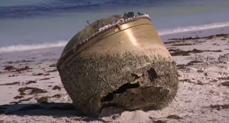 VIDEO Misteriozni objekt isplivao na plažu u Australiji, nitko ne zna o čemu se radi