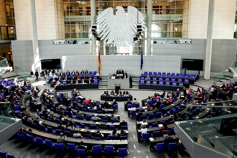 Njemački zastupnik ima 11.227 € bruto plaće i paušal 5350 € za dodatne troškove