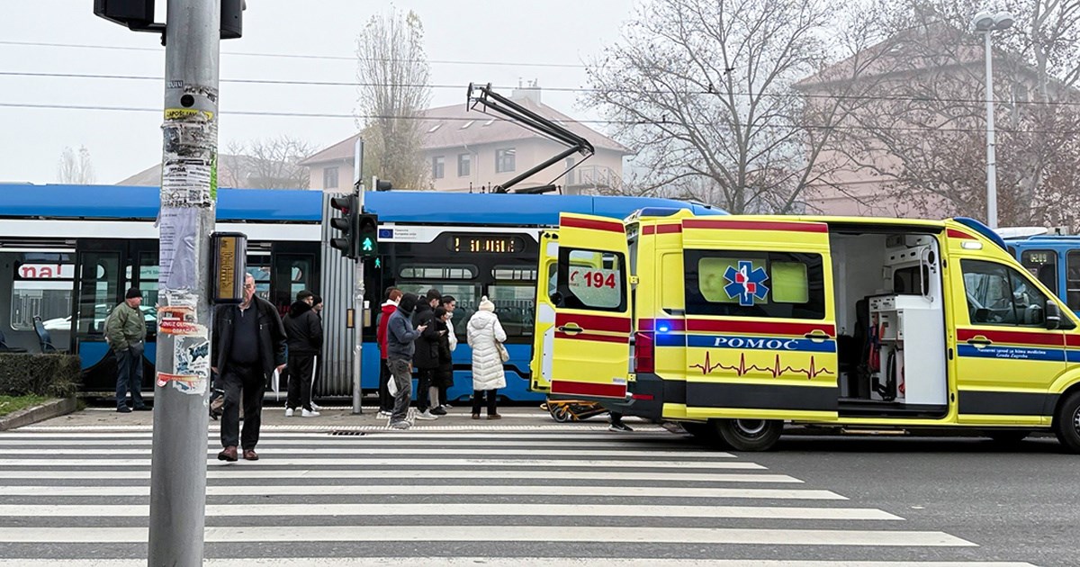 Žena prelazila zebru u Zagrebu na crveno, udario ju tramvaj. Teško je ozlijeđena