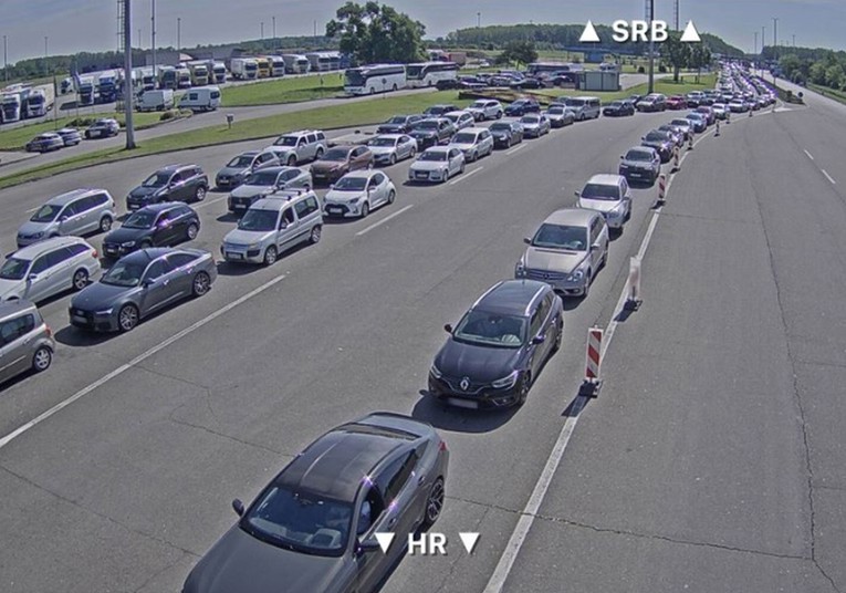 Pojačan promet na važnijim cestama, gužve na granici
