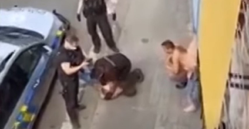 Rom u Češkoj umro nakon što ga je koljenom davio policajac. Vlada: Sve je po zakonu