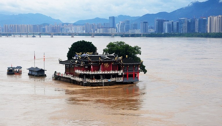 VIDEO Poplave u kineskoj pokrajini Fujian, kiša pada 2 dana. Evakuirano 36.000 ljudi