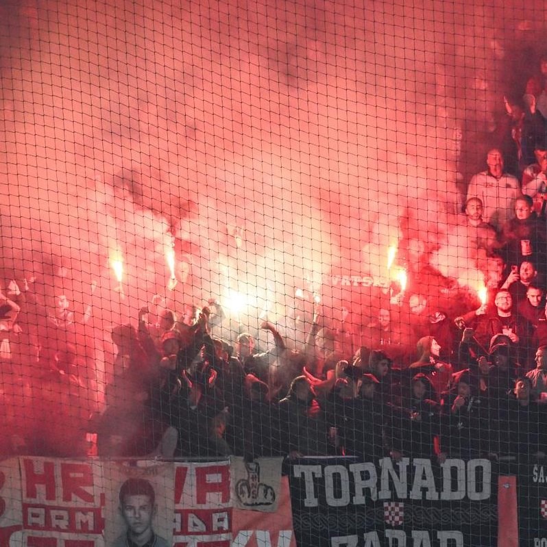 FIFA kaznila HNS zbog divljanja navijača i utrčavanja na teren