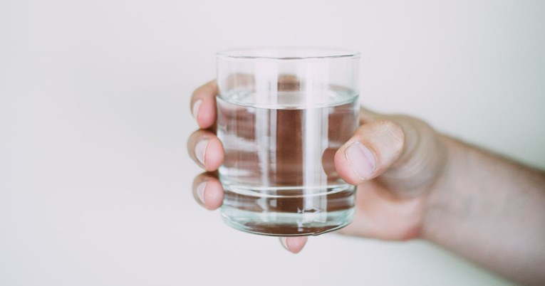 Je li zdravo piti vodu prije spavanja? Evo što kažu stručnjaci