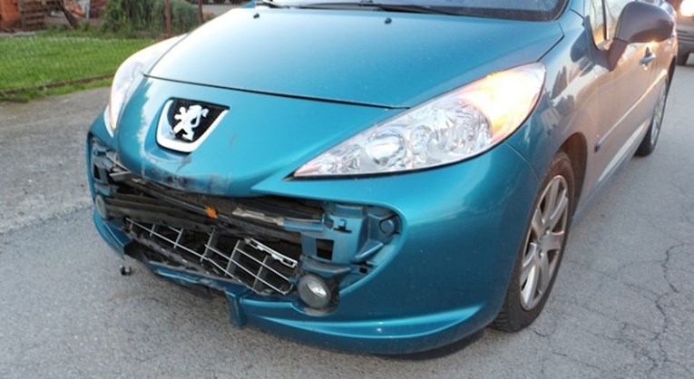 Pijana razbila prometni znak i pobjegla. Kazna je 1050 eura i 2 mjeseca bez vozačke