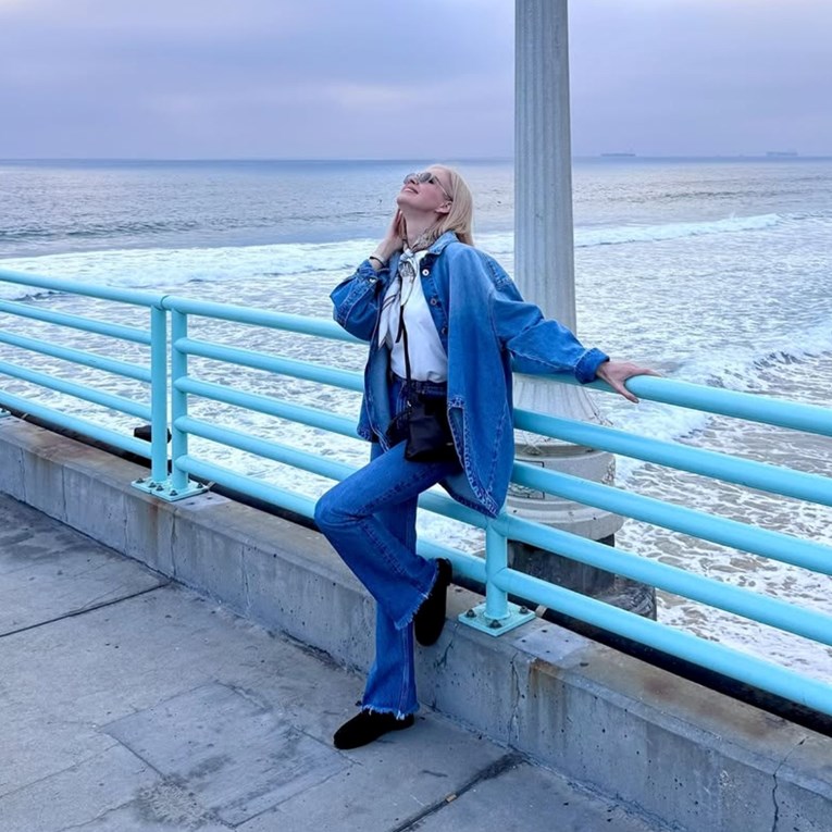 Jelena Rozga izgleda dotjerano i u traperu od glave do pete