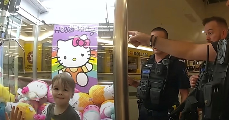 Trogodišnjak zapeo u aparatu s igračkama, spasila ga je policija