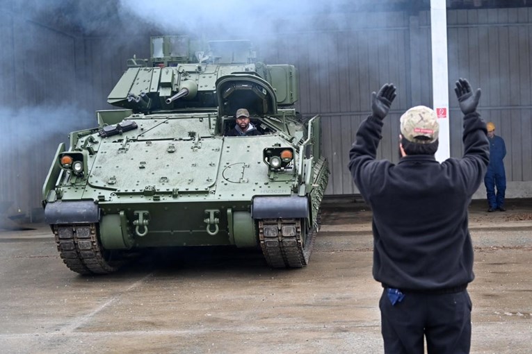 MORH objavio fotografije. Počela obuka mehaničara na Bradleyjima