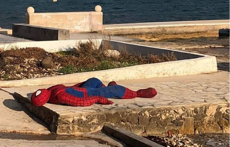 Fotka maskiranog Dalmatinca postala hit na Fejsu: "Ni superjunaci nisu što su bili"