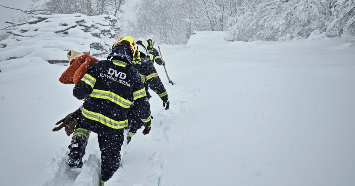 FOTO Vatrogasci spašavali obitelji u mećavi na Plitvicama. Beba zaglavila u kombiju