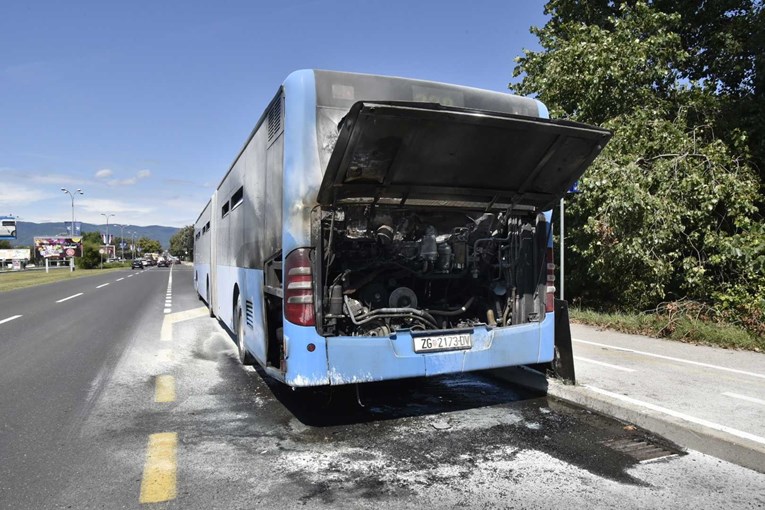 Zapalio se bus ZET-a nasred ceste u Zagrebu, pogledajte snimku i fotografije