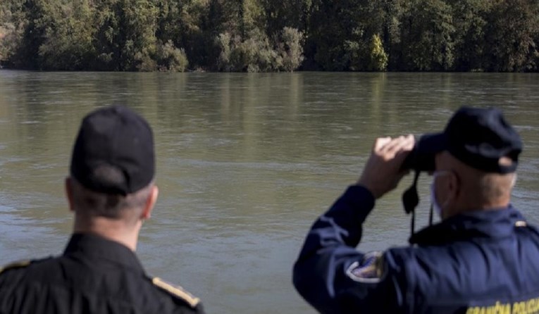Slavonski policajci spasili ilegalne migrante iz Save. Među njima trudnica i djeca