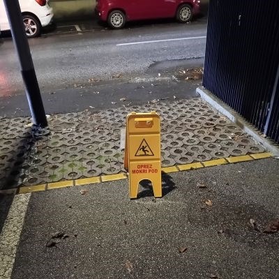 Netko je nakon kiše u Šulekovoj ulici "rezervirao" parking