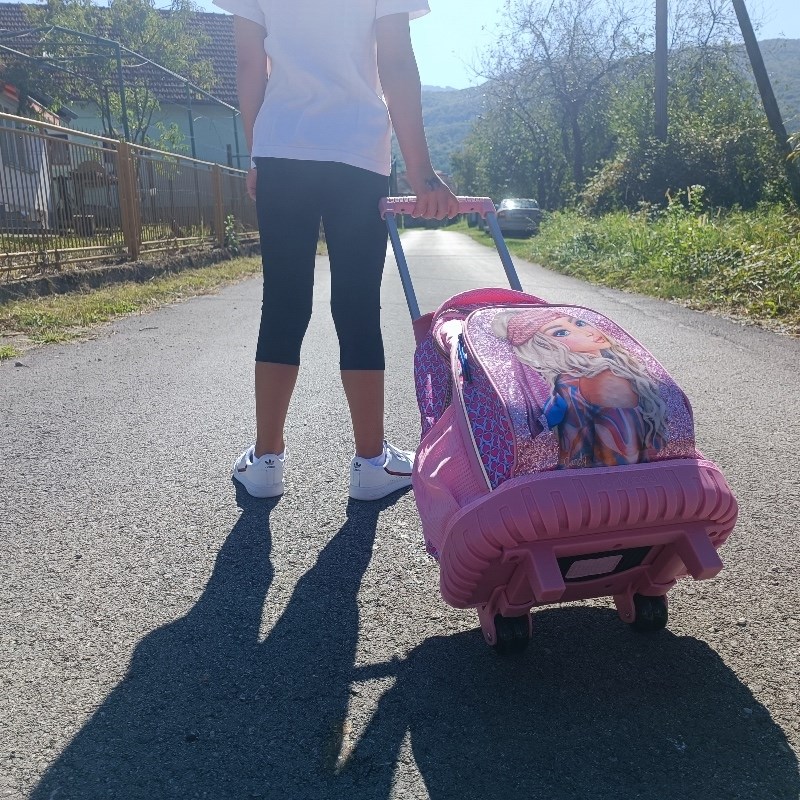 Školske torbe na kotače - da ili ne? Pitali smo fizijatricu