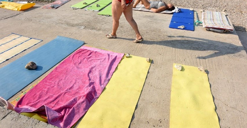 Kupači i dalje ostavljaju ručnike na plaži: "Tolika je gužva da ne možeš proći"
