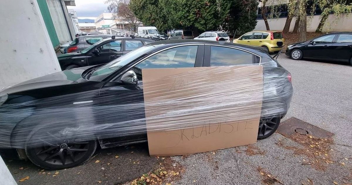 Na parkiralištu Interlibera autom blokirao skladište pa dobio "poklon" od radnika