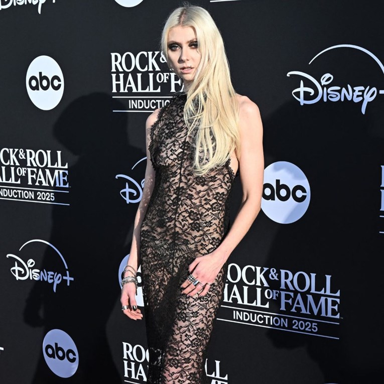 Glumica iz Tračerice na crvenom tepihu pozirala u prozirnoj čipkastoj haljini