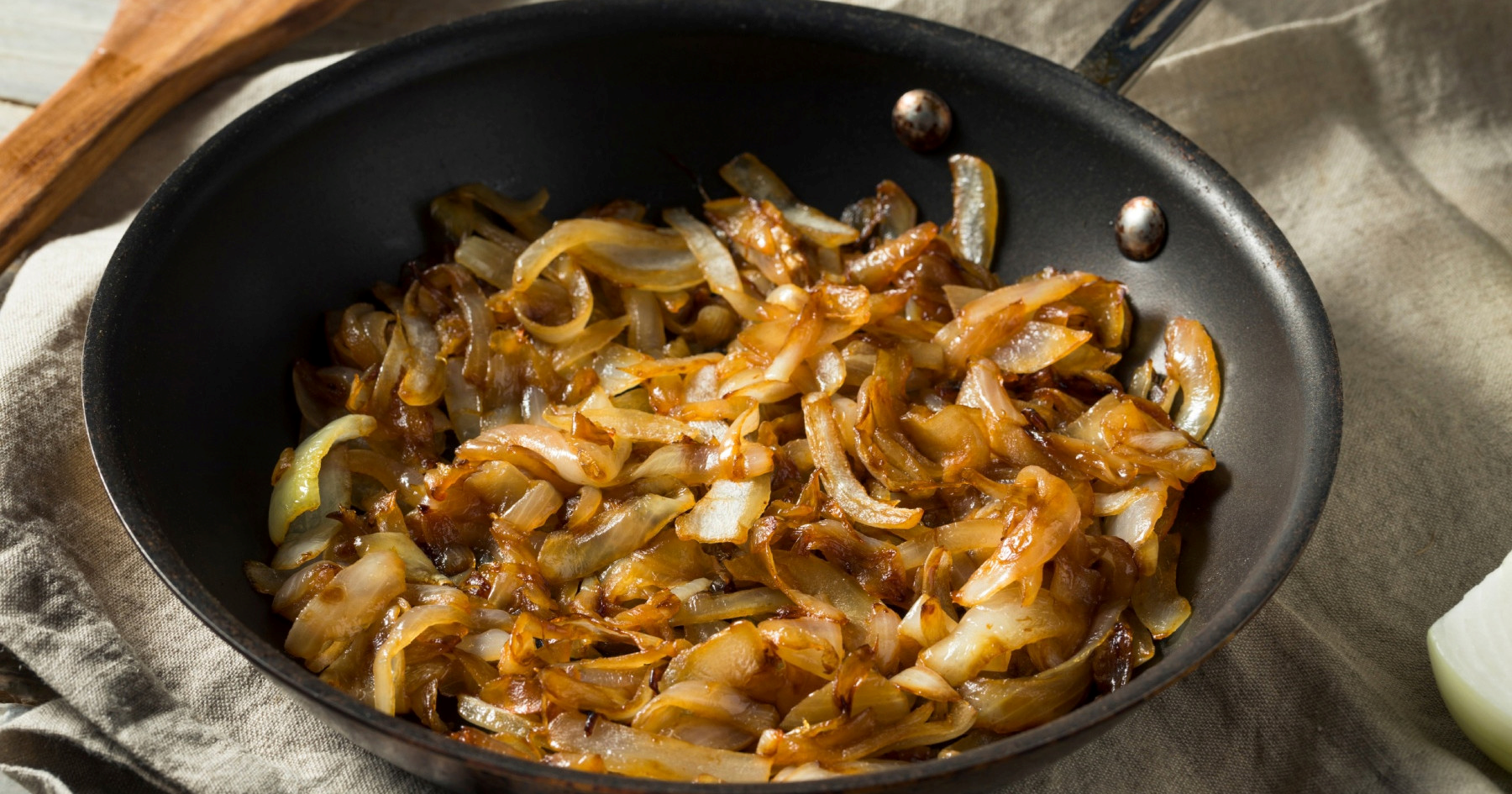 Kako karamelizirati luk, korak po korak. Donosimo vodič za početnike