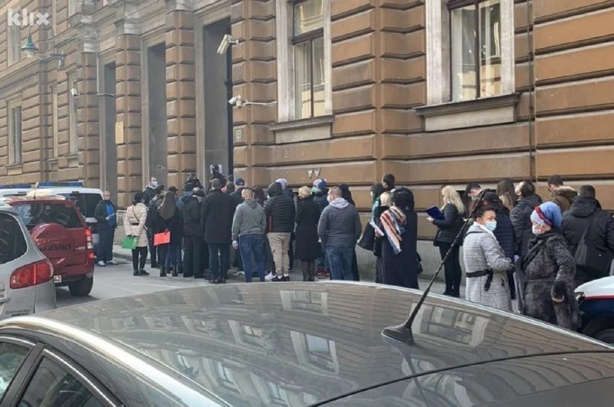 U Sarajevu se zbog skraćenog radnog vremena institucija stvorile ogromne gužve