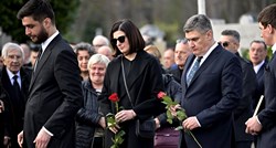 Pokopan je otac Sanje Musić Milanović. Bili i Mesić i Rojs, Milanović održao govor