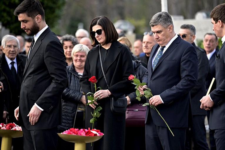 Pokopan je otac Sanje Musić Milanović. Bili i Mesić i Rojs, Milanović održao govor