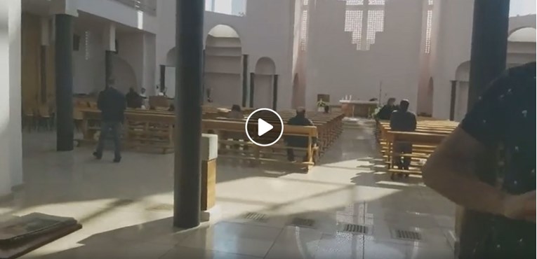 U Splitu u crkvi napadnuta novinarka koja je snimala, policija privela dvojicu