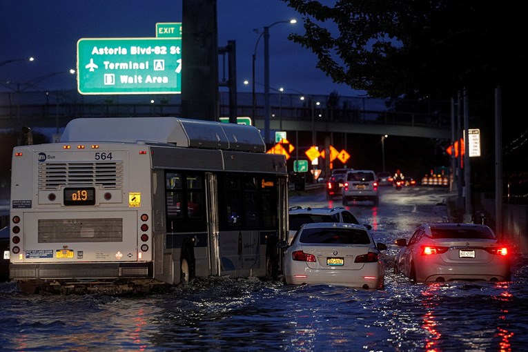 VIDEO Deseci mrtvih u poplavama u SAD-u, proglašeno izvanredno stanje