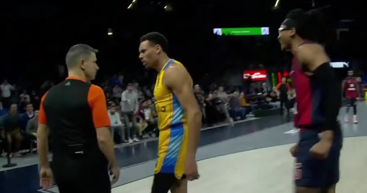 Pogledajte ludilo igrača u Euroligi. Bacio loptu na suca pa mu se i unio u lice