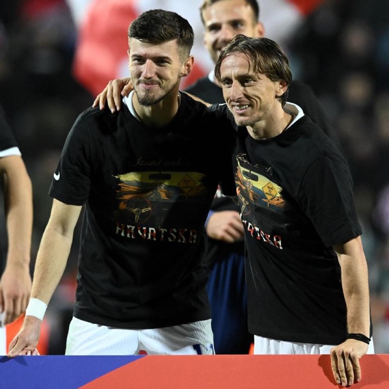 Evo koliko košta majica u kojoj su hrvatski nogometaši slavili odlazak na SP