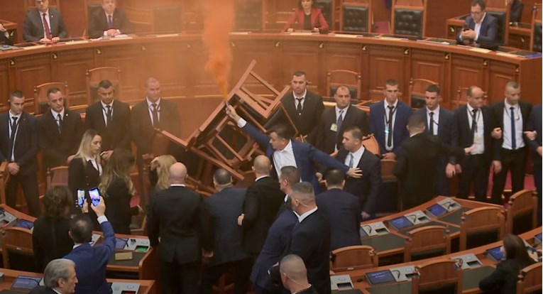VIDEO Kaos u albanskom parlamentu. Aktivirali dimne bombe, prevrtali stolice