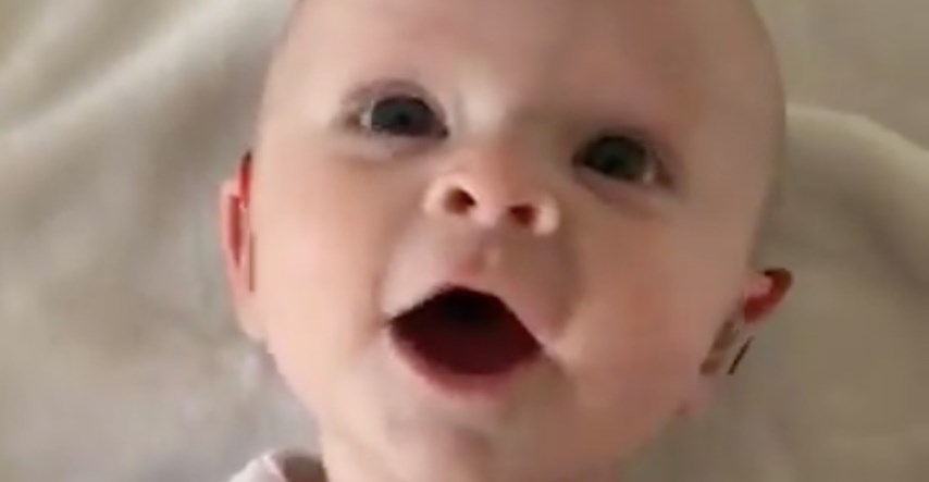 Preslatka beba prvi put čula mamin glas pa oduševljeno zagugutala