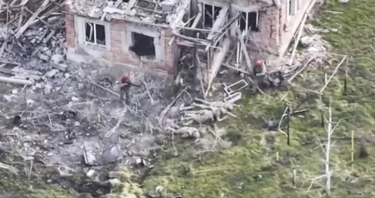 UZNEMIRUJUĆE Na snimci se vidi kako se Ukrajinci predaju Rusima. Onda kreće ubijanje
