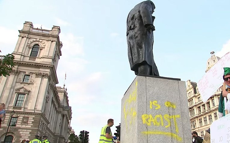 Oskvrnut Churchillov kip u Londonu, netko je na postolje napisao da je rasist