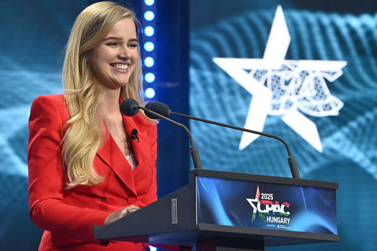 Britanci su je protjerali, a Orbán je brani. Tko je nova zvijezda europske desnice