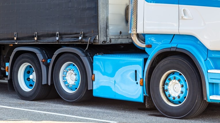 Zašto kamioni imaju podignute kotače?