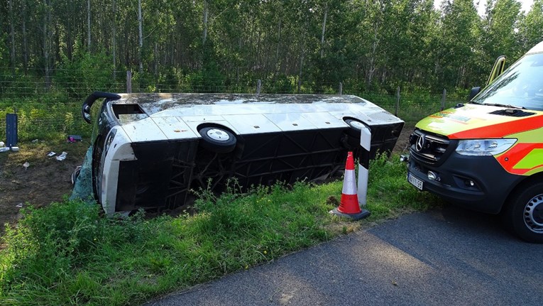 U Poljskoj poginulo svih devet putnika minibusa nakon sudara s autobusom