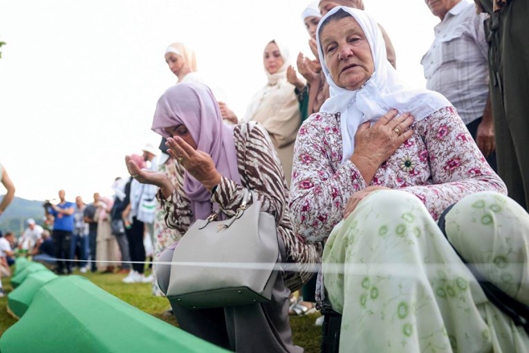 Tisuće ljudi stigle u Srebrenicu. Javio se i Dodik