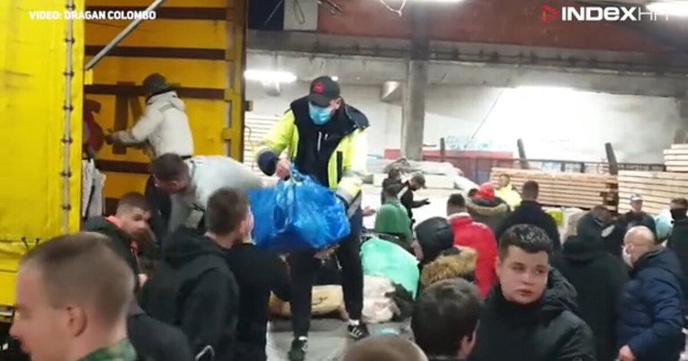 Pogledajte kako stotine navijača u Glini bez prestanka donose i razvrstavaju pomoć