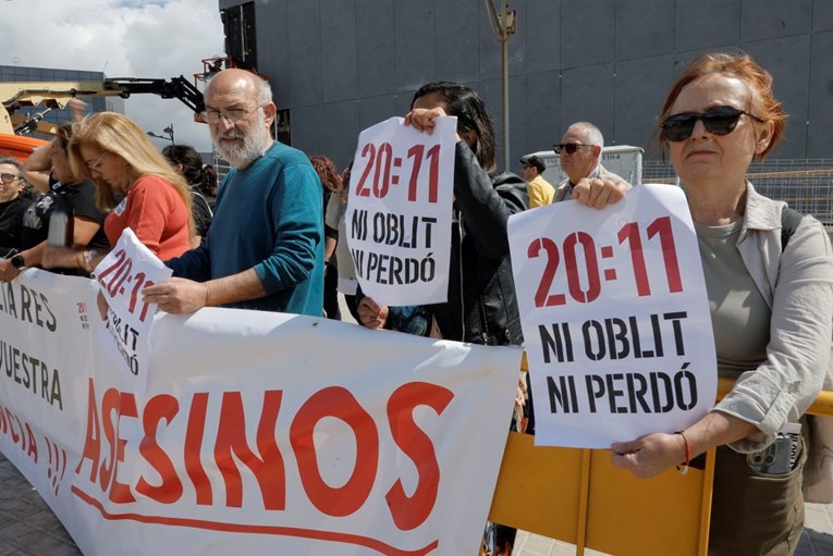 Prosvjednici u Valenciji traže ostavku šefa regije: "Ručao je dok su ljudi umirali"