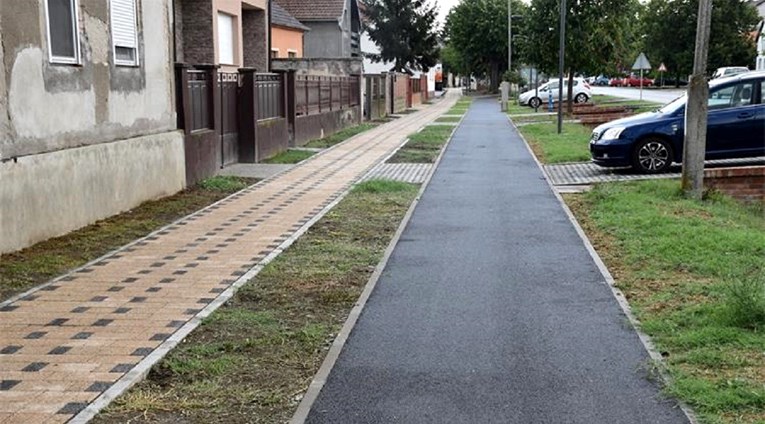 Kod Županje se sudarili muškarac (82) na električnom romobilu i dijete na biciklu