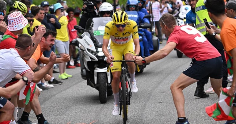 Gledatelj na Tour de Franceu gađao Pogačara čipsom. Pogledajte snimku