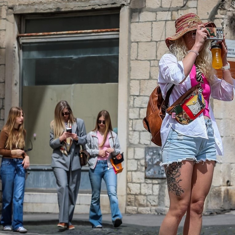 U liftu u Splitu osvanule upute za turiste: "Dvorišta crkvi nisu toaleti"