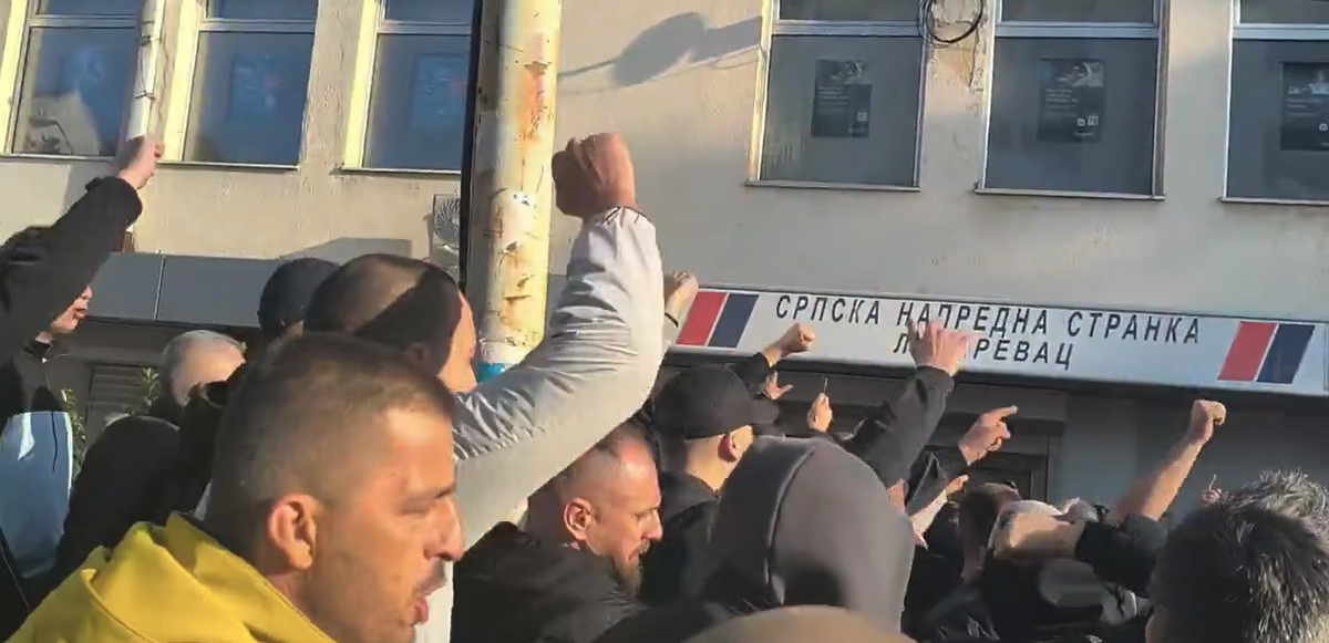 Incident u Lazarevcu: Džip s palicama ispred sjedišta SNS-a