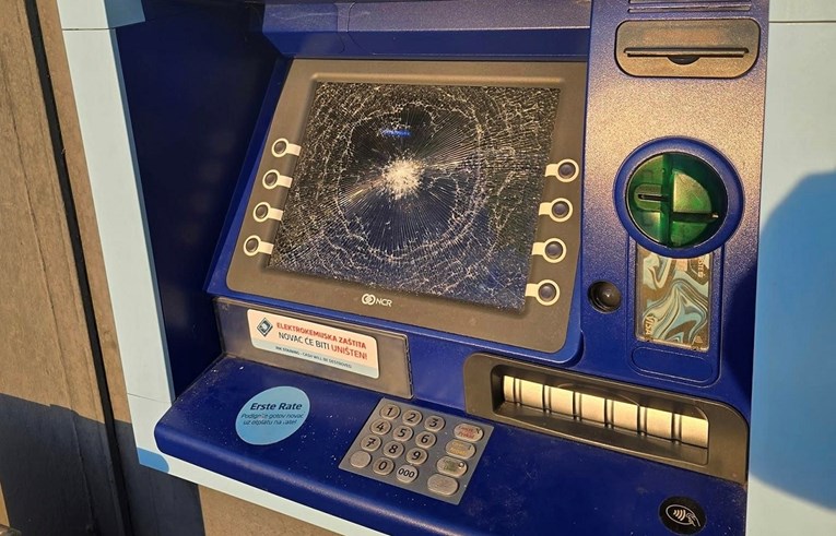 FOTO Viktor Šimunić: Svi bankomati u Oroslavju su zdrobljeni. Je li ovo slučajnost?