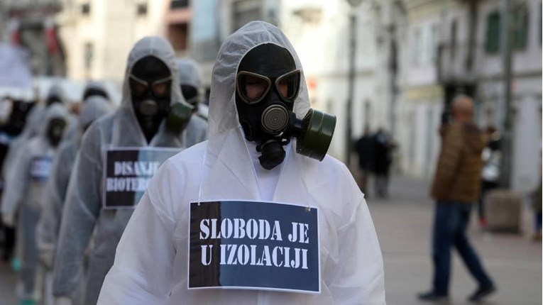 U Rijeci marširali s gas maskama protiv stožera: "Cjepivo je prevara"