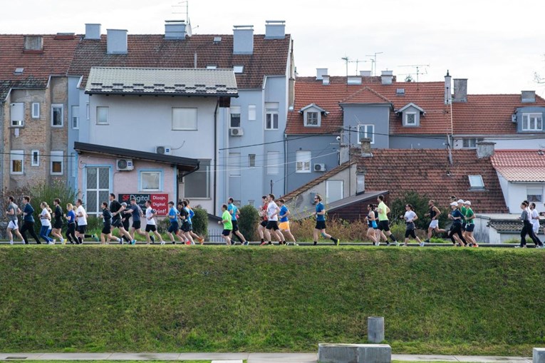 Skliski kolnici, vjetar na magistrali. U Zagrebu promet ograničen zbog polumaratona