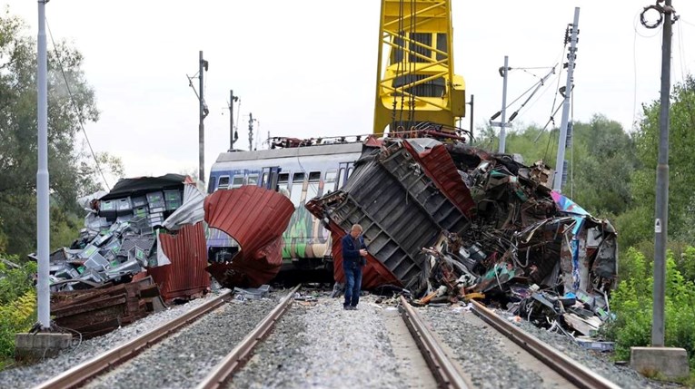 Sudar vlakova kod Novske: Radnik ozlijeđen prilikom rezanja vlaka, odvela ga hitna